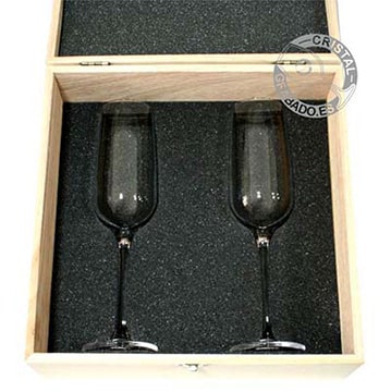 Estuche de madera con copas de cava personalizadas